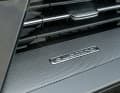 Dezenter Hinweis: Wenn Audis Quattro-Antrieb an Bord ist, findet sich am Armaturenträger immer diese kleine Plakette