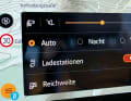 Ladepunkte lassen sich im Navi darstellen oder suchen. Unter 10 % SOC schlägt es eine Routenführung zur nächsten Säule vor