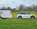 Caravan-Fans aufgepasst: Der ID.4 GTX bietet 299 PS und 1.400 kg Anhängelast – bei 8 % Steigung. Auf einer 115-km-Tour mit einem aerodynamischen 1,2-Tonnen-Wohnwagen bei Tempo 100 und 9° Celsius lag der Verbrauch bei 33,4 kWh/100 km, die Reichweite bei 230 km