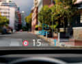 Das Augmented-Reality-Head-up-Display bleibt, wird ab der ID.-Software 3.0 aber mit neuen Anzeigen bereichert – etwa Kreisverkehre oder Distanzangaben zum Ziel