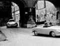 Mit Herbert Kaes am Steuer dreht der Porsche Typ 356 „Nr. 1“ am 11. Juli 1948 beim Stadtrennen in Innsbruck eine schnelle Demorunde. Man beachte den Berlin-Rom-Wagen im Hintergrund