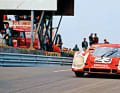 Hans Herrmann und Richard Attwood erzielen am 14. Juni 1970 auf einem 917 erstmals einen Le-Mans-Gesamtsieg für Porsche