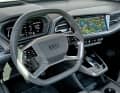 Modern gestaltetes Cockpit mit eckigem Multi-Lenkrad. Das kostet 300 Euro Aufpreis und birgt keine Nachteile bei der Bedienung