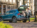 Ob in der Stadt, auf dem Land, vor dem Baumarkt oder vor der Oper – der vielseitige, praktische und elegante Tiguan macht überall eine gute Figur