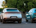 Rendez-vous an der Zapfsäule: Das teilelektrische Modell E-Hybrid gibt es sowohl für das Coupé als auch für das klassische SUV. Na, welchen finden Sie schöner?