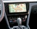 Der Touchscreen ist eingebaut, nicht aufs Armaturenbrett gesetzt – die Hand kann bei der Bedienung so auf dem großen Automatik-Wählhebel abgestützt werden. Restliche Taster erleichtern die Bedienung