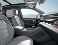 Der Touareg steht seit jeher für viel Komfort, wurde nun aber in Details verbessert – etwa mit weicherer Mittelkonsolen-Seitenverkleidung