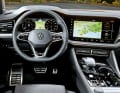 Typisch Touareg: schickes, edles und modernes Interieur. Typisch Facelift: serienmäßiges „Innovision Cockpit“ und neue Lenkräder