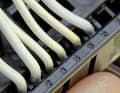 3 Ggf. mit Hilfe der Smartphone-Taschenlampe die Leitung in Kammer fünf ausfindig machen