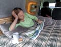 Das Ausziehbett ist ein Markenzeichen von Alpincamper. Hier misst es 200 x 120 Zentimeter, die Matratze ist dreiteilig