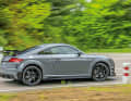 In Sachen Fahrdynamik macht dem TT RS keiner etwas vor. Er liegt wie das sprichwörtliche „Brett“ auf der Straße, bietet dank Quattro-Antrieb XXL-Traktion