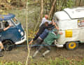 Teamgeist beflügelt jeden Traktionsverlust: Alle packen mit an, jeder Bulli kommt durch. Erlebnisse, die zusammenschweißen