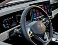 Text-Bild-Schere: Der neue Passat kommt mit einem Multifunktionslenkrad mit haptischen Knöpfen – im Sinne einer leichten Bedienung. Das Vorserien-Fotoauto wurde mit einem Touch-Volant ausgerüstet