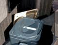 Beifahrerseitig lässt sich im Heck auch eine Trockentrenntoilette parken