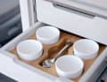 Einsätze aus Bambus fixieren Tassen und Besteck klapperfrei – sehr praktisch
