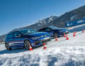 Fahren auf verschneiten Straßen kann auch viel Spaß bringen, wie etwa Wintertrainings der Autohersteller beweisen – vorausgesetzt, man hat gute Winterreifen montiert