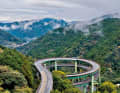 Das Nanataki-Viadukt – auch bekannt als Kawazu Nanataki Loop Bridge – fasziniert mit einer einzigartigen Geometrie. Die Spiralbrücke liegt auf der Route 414 in Nashimoto