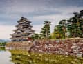 Tradition am Wegesrand: Historische Gebäude wie die Burg Matsumoto in der gleichnamigen Stadt sind in Japan ein alltäglicher Anblick