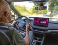 Lenkung, Fahrwerk und Performance lassen während der Fahrt viel Freude aufkommen. Das 13 Zoll große Infotainmentdisplay ist gut ablesbar
