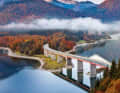 Mit Schwung durchs Land: Die Deutsche Alpenstraße führt auch zum Sylvensteinstausee. Die Faller-Klamm-Brücke, die sie dabei rechts liegen lässt, ist nur einen Katzensprung von der Route entfernt