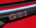 Rot ist die Farbe der Liebe, der Leidenschaft und die des GTI: Emblem mit typischer Zierleiste, neu ist der LED-Tagfahrlichtstreifen der Kühlergrillspange