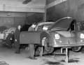 Die ersten Porsche 356 werden gefertigt: ein Blick in die Zuffenhausener Produktionshalle im Jahr 1950.