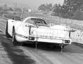 Wollfäden statt Hightech: Auf dem Skidpad führte Porsche auch Aerodynamikversuche durch. Hier ein 908 Langheck Coupé vor dem Versuch, zirka 1968.
