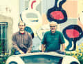 Tür an Tür mit der Kunst: Die Werkstatt von Hubert Haberbusch (rechts) und seinem Ziehsohn Isaak Rensing ist in einer Industriebranche am Stadtrand von Straßburg, nebenan vermietet ein Künstlerkollektiv Ateliers. Ein Kunstwerk ist auch die abgebeizte Karosserie eines belgischen 356er D’Ieteren Roadster.