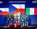 WRC2-Podium: Die Sieger Jan Černý/Ondřej Krajča (Škoda Fabia RS Rally2 des Teams Brynda Racing, Mitte) mit den Zweitplatzierten Filip Mareš/Radovan Bucha (links) und Roberto Daprà/Luca Guglielmetti (Škoda Fabia RS Rally2 des Delta Rally Teams).