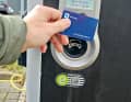 Vor dem Laden müssen Sie sich und Ihren Stromlieferanten identifizieren – via RFID-Karte oder Handy.