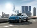Fahraufnahme vom Nissan Micra in Authentic Blue mit Kontrastdach in Mystery Black beim Live-Event in Rotterdam.
