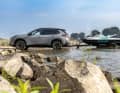 Unterwegs ins Abenteuer: Der Nissan X‑Trail ist der ideale Begleiter für Ausflüge ins Grüne. Das Familien-SUV überzeugt nicht nur mit seinen Offroad-Fähigkeiten und bis zu sieben Sitzplätzen, sondern auch durch eine Anhängelast von bis zu 2.000 Kilogramm. Damit kann der Nissan X‑Trail beispielsweise einen Allzweckanhänger, Wohnwagen oder auch einen Bootstrailer an den Haken nehmen.