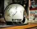 Echter Ritter-Helm: Die Originalrequisite zieren inzwischen Unterschriften der Filmbeteiligten. Frank Wrobel hat den Helm aufgespürt.