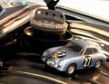 Der Porsche 356 »V2« von Schuco in 1:18 parkt auf dem Renntank des millionenschweren Originals, das im Top-Zustand eine Garage in Bayern als Box benutzt. | FOTOGRAFIE: MARKUS BOLSINGER