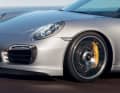 Der Bugspoiler des allradgetriebenen Porsche 911 der Baureihe 991 in der voll ausgefahrenen Performance-Position. | Porsche AG