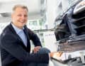 Secumar-Chef Benjamin Bernhardt demonstriert die Elastizität der 911-Spoilerlippe und ihres pneumatischen Antriebs. | Porsche AG