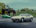 924 S: Der Tansaxle-Sportwagen wird durch Designelemente wie die sehr lange Motorhaube, die Klappscheinwerfer und die gläserne Heckklappe geprägt. Es gibt nirgends eine Linie zu viel. Die geschmiedeten 16-Zoll-Räder stehen ihm besonders gut.