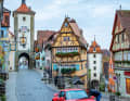 Natürlich geht es auch am Plönlein vorbei, dem Wahrzeichen von Rothenburg ob der Tauber und dem meistfotografierten Gebäude der Stadt. Übersetzt heißt der Begriff Plönlein übrigens »Kleiner Platz am Brunnen«. | FOTOGRAFIE: O.V.SIMON