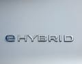 Dezente Schriftzüge weisen an den Flanken und am Heck auf die Elektrifizierung des eHybrid hin
