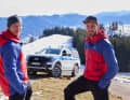 Alpine Herausforderung_Till Gudelius (re.) und Oliver Nußbaum von der Bergwacht Bayern testen den Ford Ranger Plug-in-Hybrid unter extremen Bedingungen