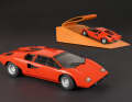 In Rosso Dino zeichnet das Handmuster von Autoart in 1:18 einen ganz frühen Lamborghini Countach LP 400 nach