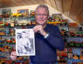 Das Foto zeigt Ernst Bender mit einem Schwarz-Weiß-Bild aus seiner Kindheit. Er hatte als Bub schon einen Unimog von Steiff.
