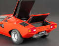 Die Hauben, im Heck gleich zwei, sind bei der Miniatur beweglich, die Klappscheinwerfer des Countach von Autoart ebenfalls