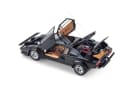 Armaturen und Schaltkulisse vom Original- „Cannonball“-Countach und die tollen Finessen des 1:18ers von Kyosho