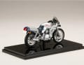 Das Fertigmodell mit einem hohen Anteil an Die-Cast-Teilen thront auf einem schwarzen Sockel und ist in Silber lackiert ] Foto: Hobby Japan