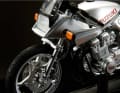Die Firma Hobby Japan bürgt bei ihren Motorrad-Miniaturen in der Baugröße 1:18 für originalgetreue Dekoration. Das ist auch bei der neuen Suzuki so. ] Hobby Japan