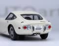 Der Toyota 2000 GT flirtet eindeutig mit dem Proportionen des legendären Jaguar E-Type. Auch in 1:18! ] Foto: Werk