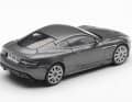 Der Aston Martin DBS von 007 aus Casino Royale ist bei Mini GT in Blister-Verpackungen mit dem Filmplakaten geparkt ] Foto: Mini GT