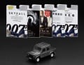 Auch der Landrover Defender 110 aus der Einstiegsequenz von "Skyfall" hat bei Mini GT einen starken 1:64-Auftritt sicher ] Foto: Mini GT