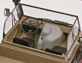 Der Unimog 406 kommt in 1:18 mit beweglichen Vordertüren. Pritsche und hintere Ladebordwand sind klappbar.